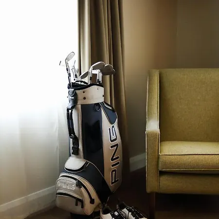 מלון Mulroy Woods 4*