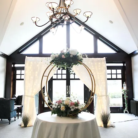 Mulroy Woods מלון