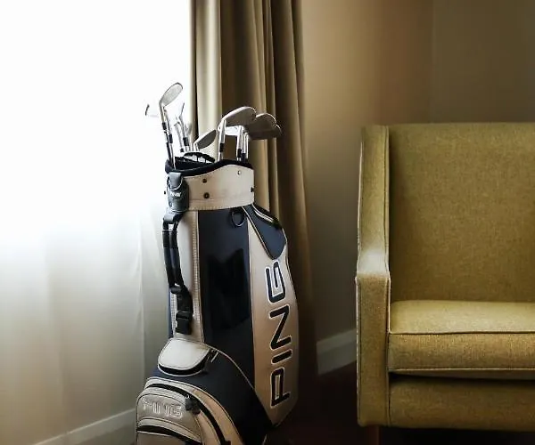 Отель Mulroy Woods 4*